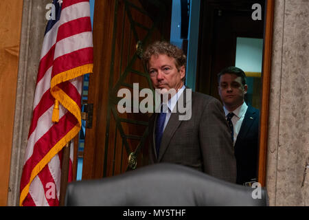 Washington, Vereinigte Staaten von Amerika. 06 Juni, 2018. United States Senator Paul Rand, Republikaner von Kentucky, betritt den Raum vor dem Senat der Vereinigten Staaten Anhörung zu den Präsidentschaftswahlen Krieg Befugnisse an der United States Capitol in Washington DC am 6. Juni 2018. Credit: Alex Edelman/CNP | Verwendung der weltweiten Kredit: dpa/Alamy leben Nachrichten Stockfoto