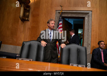 Washington, Vereinigte Staaten von Amerika. 06 Juni, 2018. United States Senator Paul Rand, Republikaner von Kentucky, betritt den Raum vor dem Senat der Vereinigten Staaten Anhörung zu den Präsidentschaftswahlen Krieg Befugnisse an der United States Capitol in Washington DC am 6. Juni 2018. Credit: Alex Edelman/CNP | Verwendung der weltweiten Kredit: dpa/Alamy leben Nachrichten Stockfoto