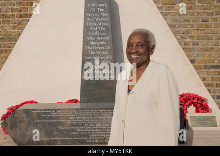 London, UK, 6. Juni 2018 Frau Carmen Munroe vor der afrikanischen und karibischen Kriegerdenkmal in Brixton während D Tag Gedenken an der Schwarzen kulturelle Archive in Brixton. Credit: Thabo Jaiyesimi/Alamy leben Nachrichten Stockfoto