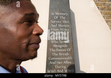 London, UK, 6. Juni 2018 Jak Beula vor der afrikanischen und karibischen Kriegerdenkmal in Brixton während D Tag Gedenken an der Schwarzen kulturelle Archive in Brixton. Credit: Thabo Jaiyesimi/Alamy leben Nachrichten Stockfoto