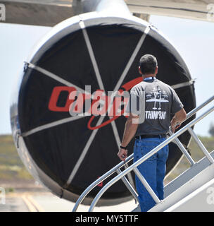 6-6-18. Vandenberg AFB, Ca. Mannschaften die letzte Vorbereitung auf einem L-1011 genannt Stargazer von Orbital/ATK wie es begann mit einer Luft-Orbital ATK Pegasus XL Rakete der NASA ionosphärische Verbindung Explorer (Symbol) Satelliten Mittwoch bereitstellen. Symbol wird die Ionosphäre Studie, eine Region der oberen Atmosphäre der Erde, in denen sich terrestrische Wetter Weltraumwetter erfüllt. Das Flugzeug fliegt zu den hawaiischen Inseln zum ersten Mal für einen Tag danach mit dem. Kwajalein, Marshall Inseln waren es wird am 14. Juni starten. Foto von Gene Blevins/LA DailyNews/SCNG/ZumaPress Credit: Gene Blevins/ZUMA Draht/Alamy leben Nachrichten Stockfoto