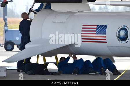 6-6-18. Vandenberg AFB, Ca. Mannschaften die letzte Vorbereitung auf einem L-1011 genannt Stargazer von Orbital/ATK wie es begann mit einer Luft-Orbital ATK Pegasus XL Rakete der NASA ionosphärische Verbindung Explorer (Symbol) Satelliten Mittwoch bereitstellen. Symbol wird die Ionosphäre Studie, eine Region der oberen Atmosphäre der Erde, in denen sich terrestrische Wetter Weltraumwetter erfüllt. Das Flugzeug fliegt zu den hawaiischen Inseln zum ersten Mal für einen Tag danach mit dem. Kwajalein, Marshall Inseln waren es wird am 14. Juni starten. Foto von Gene Blevins/LA DailyNews/SCNG/ZumaPress Credit: Gene Blevins/ZUMA Draht/Alamy leben Nachrichten Stockfoto