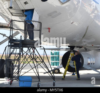 6-6-18. Vandenberg AFB, Ca. Mannschaften die letzte Vorbereitung auf einem L-1011 genannt Stargazer von Orbital/ATK wie es begann mit einer Luft-Orbital ATK Pegasus XL Rakete der NASA ionosphärische Verbindung Explorer (Symbol) Satelliten Mittwoch bereitstellen. Symbol wird die Ionosphäre Studie, eine Region der oberen Atmosphäre der Erde, in denen sich terrestrische Wetter Weltraumwetter erfüllt. Das Flugzeug fliegt zu den hawaiischen Inseln zum ersten Mal für einen Tag danach mit dem. Kwajalein, Marshall Inseln waren es wird am 14. Juni starten. Foto von Gene Blevins/LA DailyNews/SCNG/ZumaPress Credit: Gene Blevins/ZUMA Draht/Alamy leben Nachrichten Stockfoto