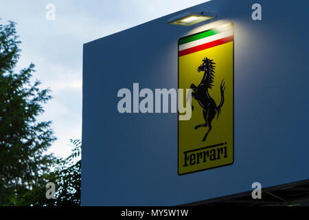 Torino, Italien. 6. Juni 2018. Der Ferrari Logo. 2018 Edition von Parco Valentino Auto show hosts Autos vieler Automobilhersteller und Konstrukteure in Valentino Park in Turin, Italien. Credit: Marco Destefanis/Alamy leben Nachrichten Stockfoto