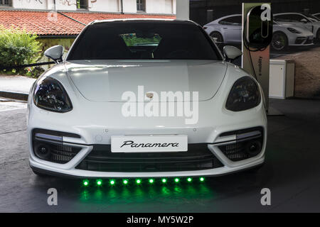 Torino, Italien. 6. Juni 2018. Ein weißer Porsche Panamera Turbo E-Hybrid. 2018 Edition von Parco Valentino Auto show hosts Autos vieler Automobilhersteller und Konstrukteure in Valentino Park in Turin, Italien. Credit: Marco Destefanis/Alamy leben Nachrichten Stockfoto