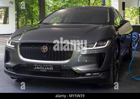 Torino, Italien. 6. Juni 2018. Die elektrische Jaguar I-Tempo. 2018 Edition von Parco Valentino Auto show hosts Autos vieler Automobilhersteller und Konstrukteure in Valentino Park in Turin, Italien. Credit: Marco Destefanis/Alamy leben Nachrichten Stockfoto