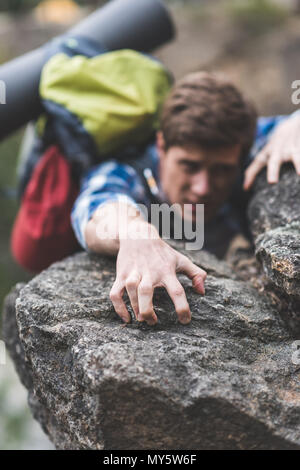 Nahaufnahme der jungen Wanderer Klettern in Fels Stockfoto