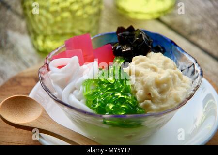 Iced Durian oder Es campur Duren. Kalte, eisige Dessert mit crushed Ice mit Durian, Gelees, Agar Agar, und Kokosnuss. Stockfoto