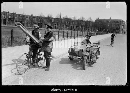 Sluisdijkstraat. Near de kruising met de Sluisdijkstraat en de Ruyghweg bij de spoorwegovergang fietser krijgt een met grote Baggage controle Tür motorpolitieagenten Den Helder 1930 Catalogusnummer: RAA 003012636 Collectie Regionaal Archief Alkmaar Stockfoto