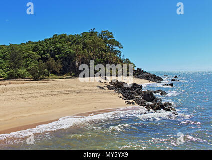 Palm Cove, Cairns - ein schönes Ziel in der Nähe des Great Barrier Reef und den Daintree Regenwald im tropischen Norden von Queensland, Australien Stockfoto