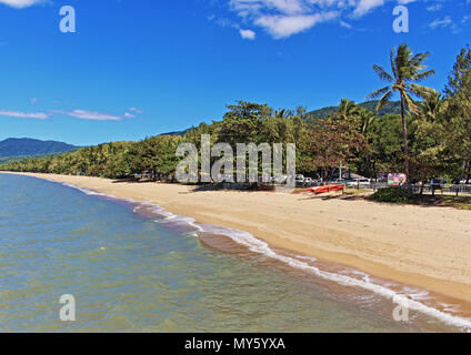 Palm Cove, Cairns - ein schönes Ziel in der Nähe des Great Barrier Reef und den Daintree Regenwald im tropischen Norden von Queensland, Australien Stockfoto