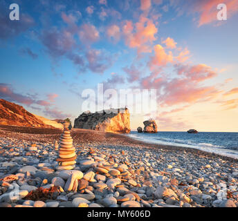 Sonnenuntergang in der Nähe von Petra tou Romiou in Zypern, Paphos, Panoramic Image Stockfoto