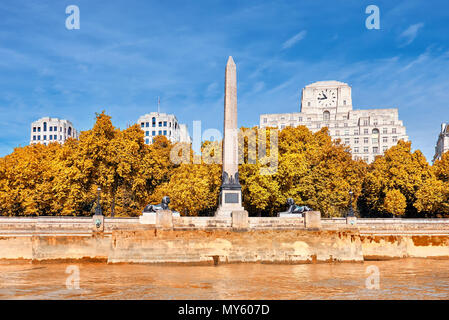 Cleopatra's Needle, einem alten ägyptischen Obelisken auf Victoria Enbankment in London, England Stockfoto