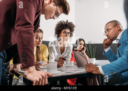 Gruppe von jungen Geschäftspartner in Gespräch im Cafe Stockfoto