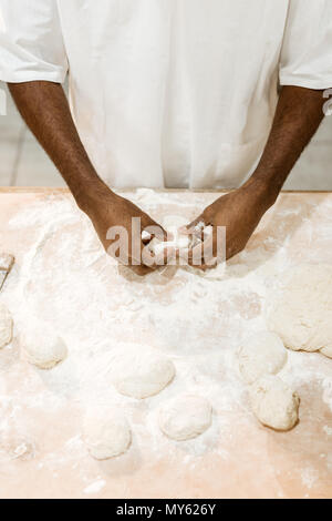 7/8 shot der afrikanischen amerikanischen Baker Zubereitung Teig für Gebäck Stockfoto