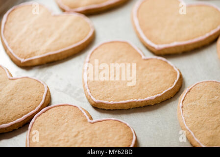 Nahaufnahme von Cookies in Form von Herzen an Fach Stockfoto