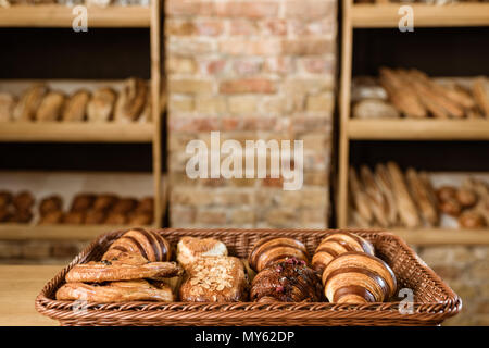 Verschiedene Croissants in Korb auf Pastry store Display Stockfoto