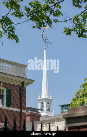 Turm der Gedächtniskirche an der Harvard University, in Harvard Yard, wie aus Quuincy Street, Cambridge, Massachusetts, USA Stockfoto