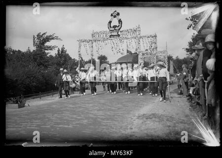 Bloemencorso. Bloemencorso im Jahr 1935 von 1937. Bijdrage van 'Bergens Harmonie". Bergen Catalogusnummer: RAA 003012800 Collectie Regionaal Archief Alkmaar Stockfoto