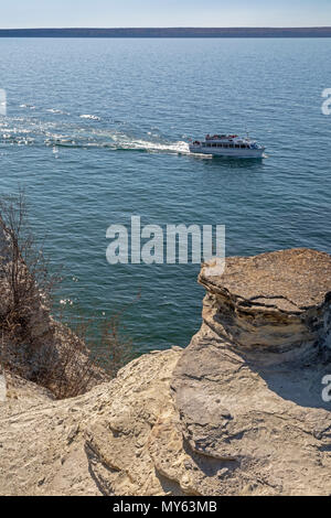 Munising, Michigan - eine Tour Boot auf Lake Superior übergibt die Bergleute Castle Rock Formation in die dargestellten Felsen National Lakeshore. Stockfoto