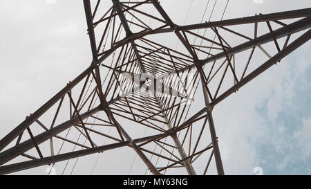 Elektrische Hochspannung Spalte mit Kabel an den Himmel Hintergrund Stockfoto