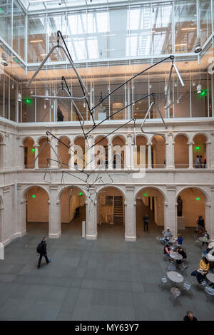 Carlos Amorales mobile Skulptur Dreieck Sternbild in der Lobby des Harvard Art Museums Erweiterung von Renzo Piano, 2014, Cambridge, MA Stockfoto