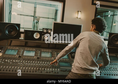 Junge sound Hersteller Aufnahme Song im Studio Stockfoto