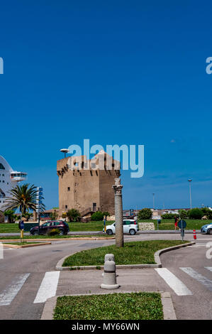 Ansicht der aragonesischen Turm auf den Hafen von Porto Torres Stadt an einem sonnigen Tag der Frühling Stockfoto