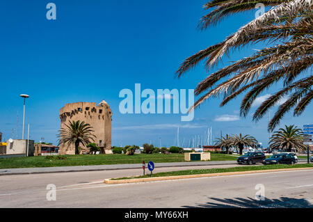 Ansicht der aragonesischen Turm auf den Hafen von Porto Torres Stadt an einem sonnigen Tag der Frühling Stockfoto