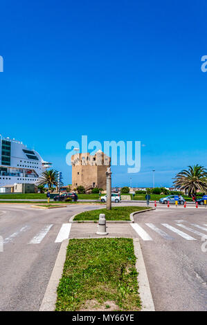 Ansicht der aragonesischen Turm auf den Hafen von Porto Torres Stadt an einem sonnigen Tag der Frühling Stockfoto