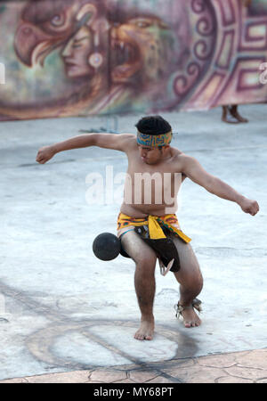 Ein Maya Ball Spieler aus Chapab de las Flores Team schlägt den Ball mit seiner Hüfte in den ersten € Pok Ta Pok ¬ WM-Piste, Tinum, Yucatan, Mexiko Stockfoto