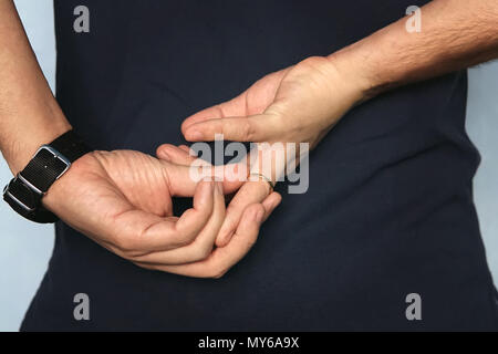 Der Mensch ist die Hochzeit Ring. Konzept des Verrats. Mann Cheats auf Cheating Ehefrau Ehefrau. Stockfoto