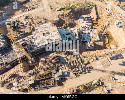 Zwei Kräne arbeiten an grosse Baustelle. Luftaufnahme Stockfoto