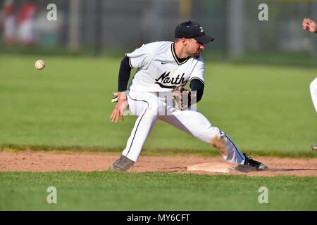 Middle infielder nicht in der Lage ist, sichere errant werfen vom Catcher, windet sich im Mittelfeld, auf dem gestohlenen Basis versuchen. USA. Stockfoto