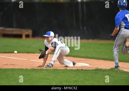 Erste Basisspieler Stretching zu sichern Eine von shortstop werfen eine gegnerische hitter, in den Ruhestand zu treten. USA. Stockfoto