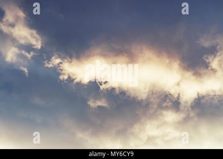 Dunkle Wolken am Himmel, schlechtes Wetter. Schöne cloud Hintergrund. Weiß gefiederten Wolken auf dem Hintergrund der Dunkelblaue Wolken Stockfoto