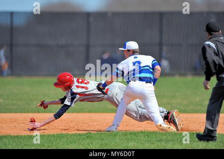 Nachdem er in einem heruntergekommenen zwischen der ersten und der zweiten ein Base Runner erwischt zu werden, ist von einem gegnerischen infielder gekennzeichnet sind. USA. Stockfoto