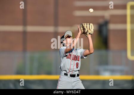 Zweiter Basisspieler einen Fang von einem infield Pop fliegen. USA. Stockfoto