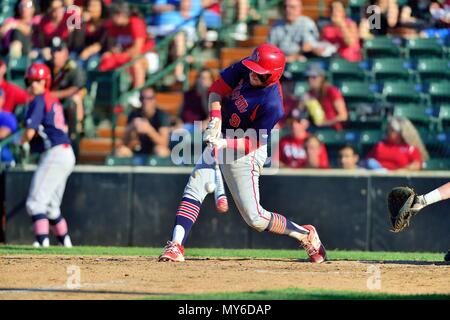 Hitter, festen Kontakt als Bat Ball trifft. USA. Stockfoto