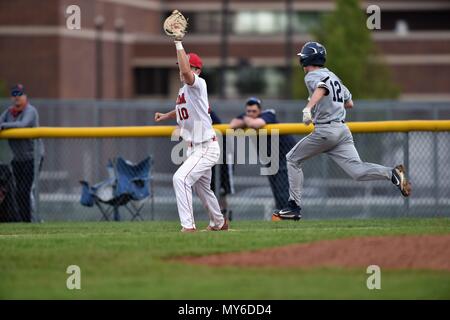 Erste Basisspieler stretching Ein durch aus über das infield in den Ruhestand der hitter auf das Spiel zu nehmen. USA. Stockfoto