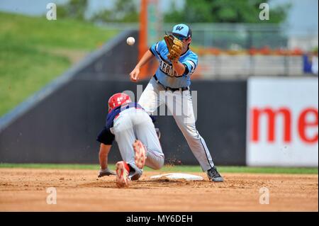 Middle infielder Warten auf einen vor der Anwendung eine Variable auf einen gegnerischen Läufer, die zweite Base zu stehlen werfen. Stockfoto