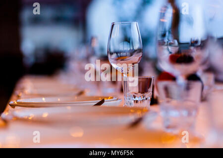 Luxus Tabelle Einstellungen für feine und Glaswaren, schöner Hintergrund verschwommen. Für Events, Hochzeiten. Stockfoto