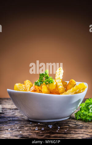 Kartoffel Pommes in Weiß Schüssel mit Petersilie Kraut. Stockfoto