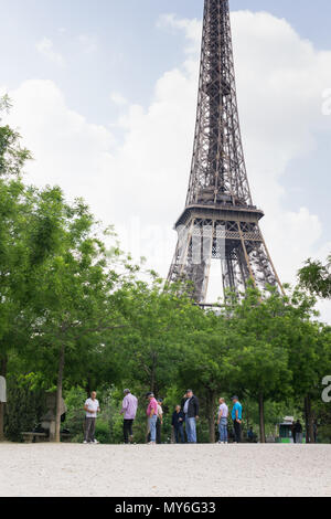 Lokale petanque Spieler unter dem Eiffelturm in Paris, Frankreich. Stockfoto