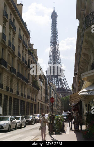 Eiffelturm als aus der Ecke der Rue de Monttessuy und Avenue Rapp in Paris gesehen. Stockfoto