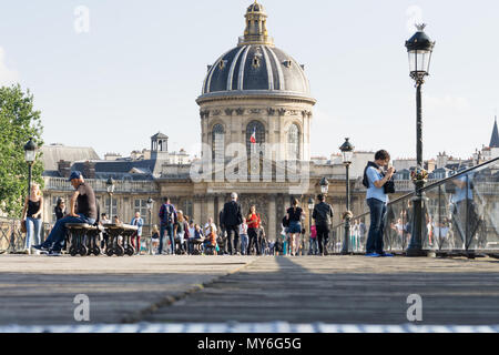 Institut de France in der 6. Arrondissement, von der Pont des Arts in Paris, Frankreich. Stockfoto