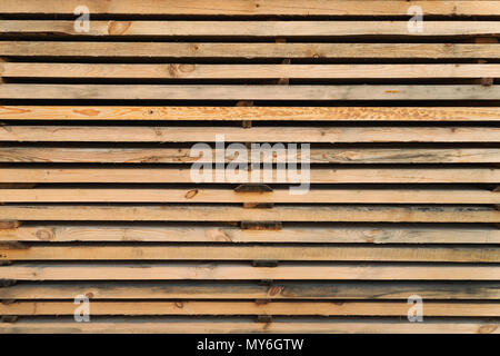 Die Lagerung von Holz. Holzplatz. Stapel Stapel Holz bar in Holzplatz werkseitigen Verwendung für den Bau Holzindustrie. Lager von Holz Holzbau in Krieg Stockfoto