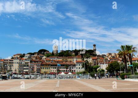 Le Suquet sitzt oben auf dem Hügel mit Blick auf das, was jetzt Cannes ist. Dies war die ursprüngliche Website der Stadt, die sich als römische Lager begann. Stockfoto