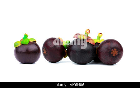 Ganze mangosteen, lila Haut auf weißem Hintergrund mit Leerzeichen getrennt. Tropische Früchte aus Thailand. Die Königin der Früchte. Asien frisches Obst mark Stockfoto