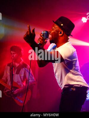 Frontmann Kelvin Swaby live in Birmingham der O2-Arena. Stockfoto